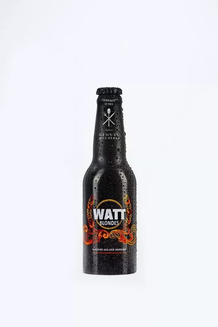 Eine kühle, mit Wassertropfen benetzte Flasche Watt Blondes Bier vor weißem Hintergrund, typisch für Sylter Genussmomente bei Fotoshootings.