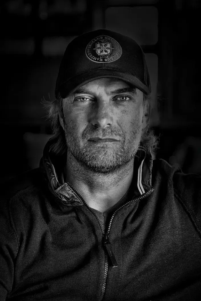 Schwarz-Weiß-Portrait von Juergen Klopp mit Basecap, das die ausdrucksstarke und künstlerische Portraitfotografie auf Sylt eindrucksvoll unterstreicht.