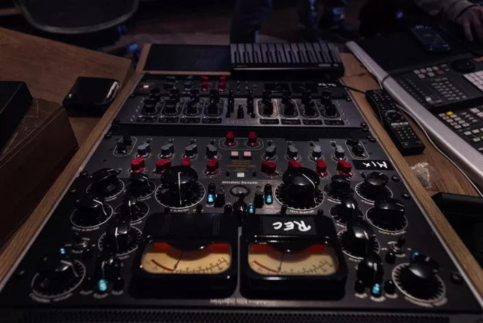 Ein professionelles Mastering-Mischpult mit analogen VU-Metern und vielen Drehreglern in einem Tonstudio, fotografiert von Fotografen Sylt.